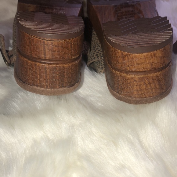 White Mountain BEHOLD Leopard Print Clogs - Picture 6 of 9